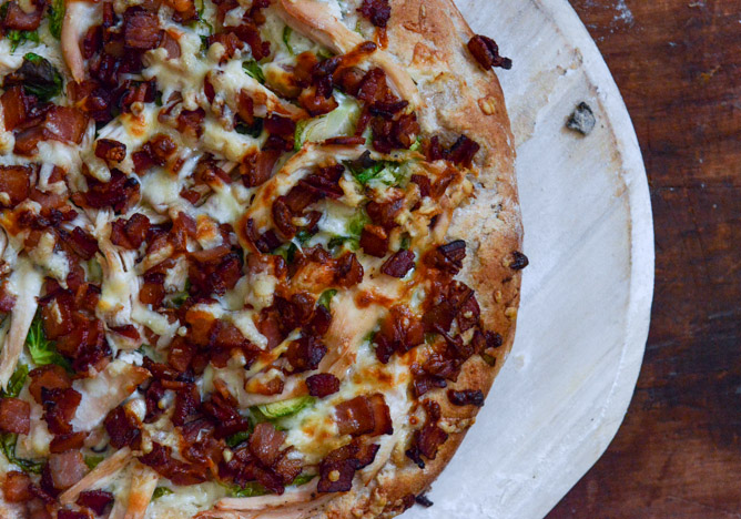 thanksgiving leftovers: turkey, bacon and avocado ranch pizza I howsweeteats.com