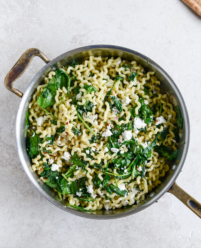 30 Minute Caramelized Shallot, Spinach and Goat Cheese Garlic Butter Pasta I howsweeteats.com