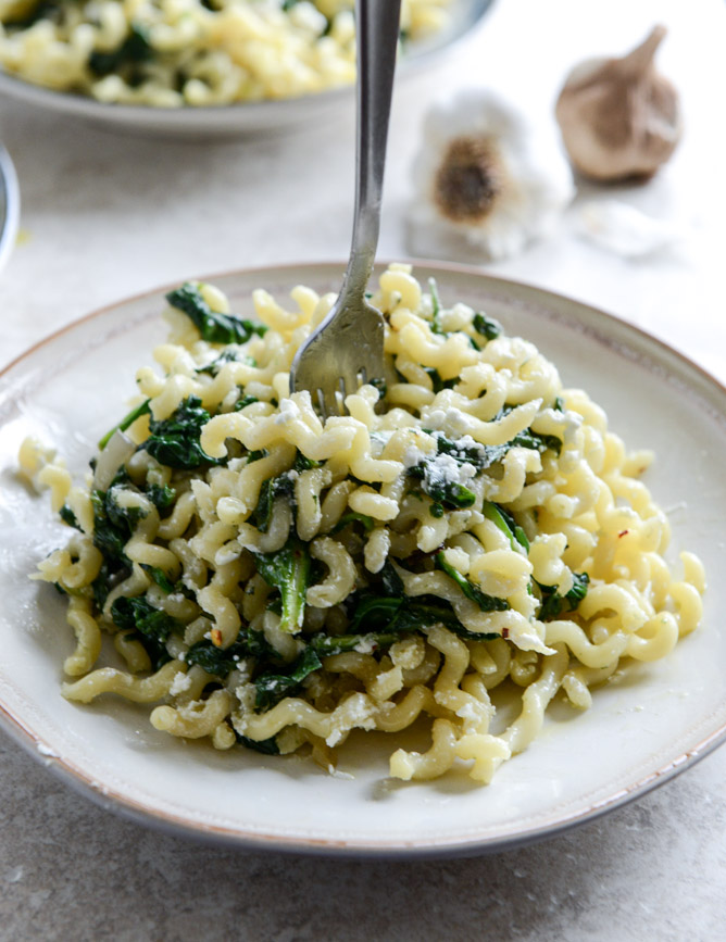30 Minute Caramelized Shallot, Spinach and Goat Cheese Garlic Butter Pasta I howsweeteats.com