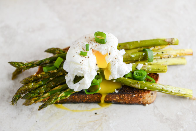 Roasted Sesame Asparagus Toasts with Poached Eggs I howsweeteats.com