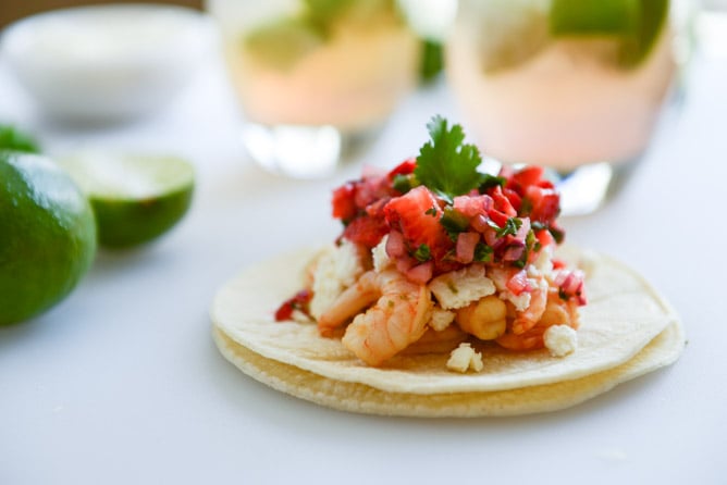 Chipotle Lime Shrimp Tacos with Strawberry Salsa I howsweeteats.com