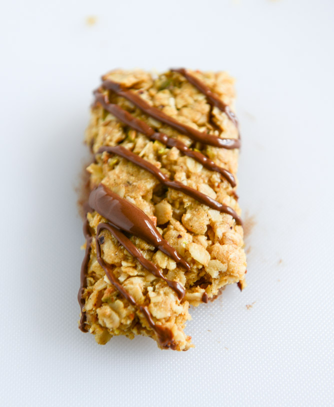 chewy pistachio maracoon granola bars I howsweeteats.com