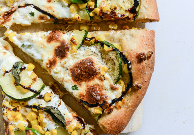 sweet corn, zucchini and fresh mozzarella pizza I howsweeteats.com