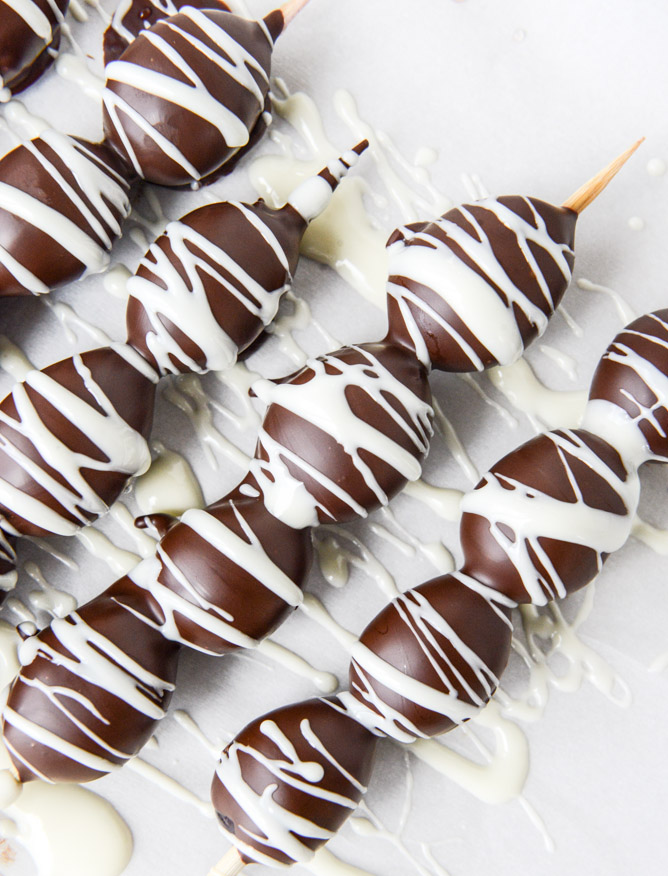 embarrassingly easy chocolate covered grape skewers I howsweeteats.com