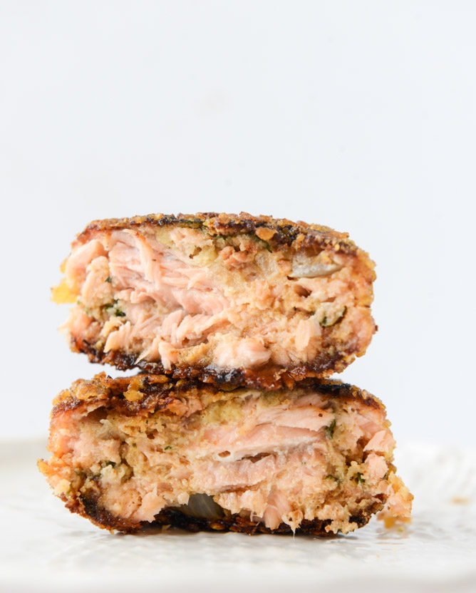 tortilla crusted chipotle salmon sliders I howsweeteats.com