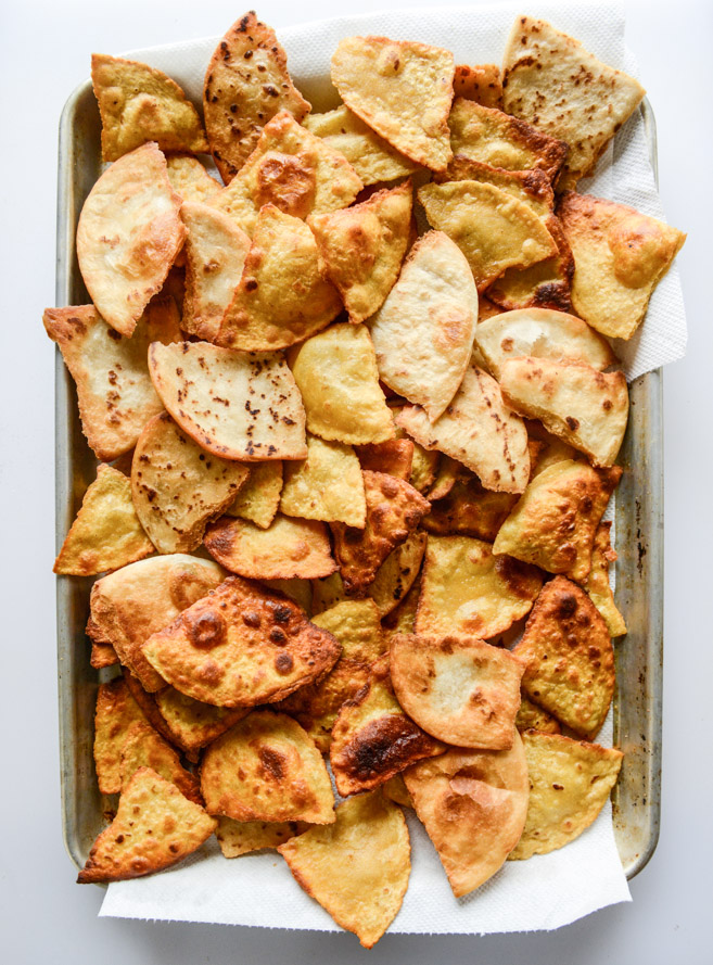 crispy carnitas oven nachos I howsweeteats.com