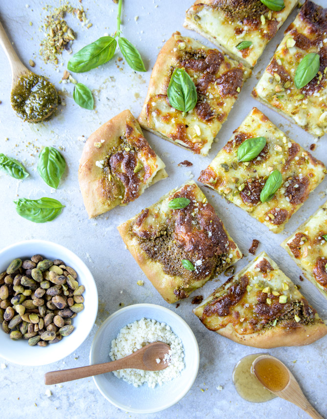 pistachio pesto pizza with fresh mozzarella and honey I howsweeteats.com