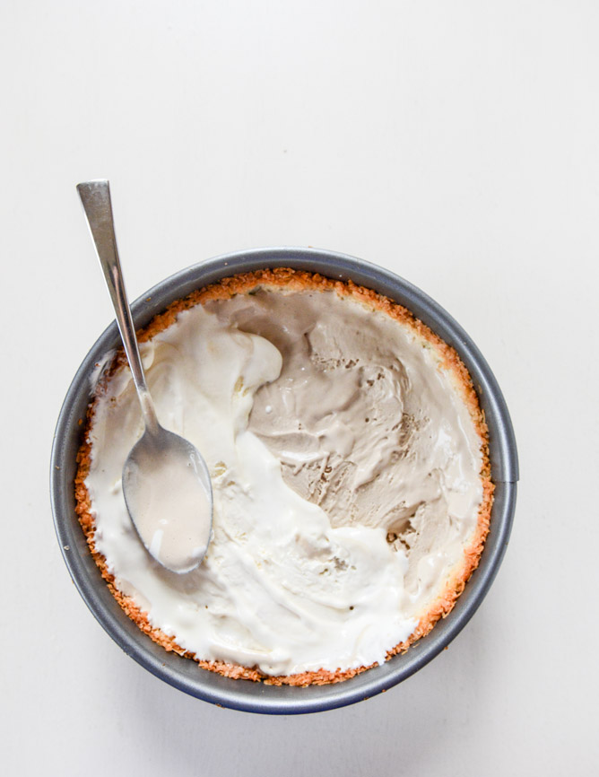coffee ice cream sundae pie with a macaroon crust I howsweeteats.com