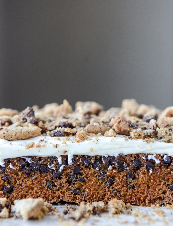 chocolate chip cookie crunch cake with brown butter cream cheese icing I howsweeteats.com
