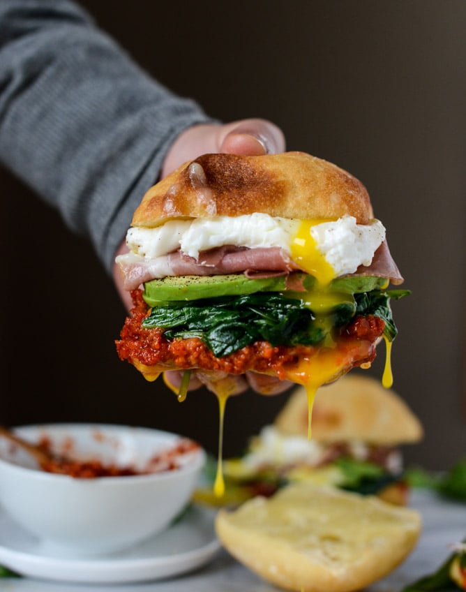 garlicky spinach and avocado breakfast sandwich I howsweeteats.com