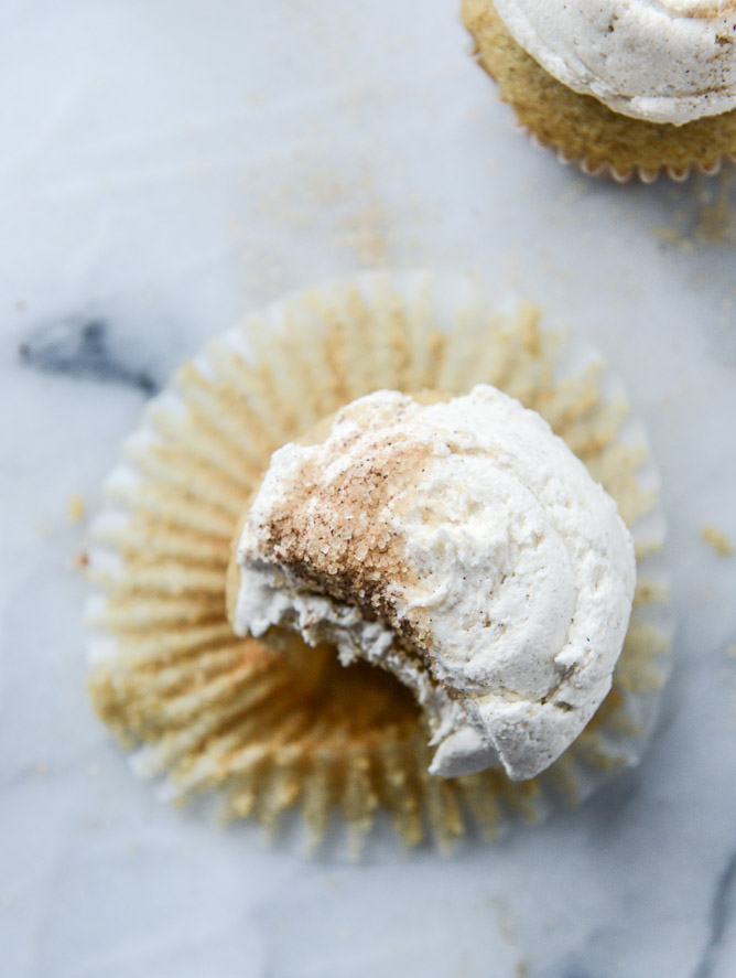 chai cupcakes with brown butter chai icing and crunchy sugar sprinkle I howsweeteats.com