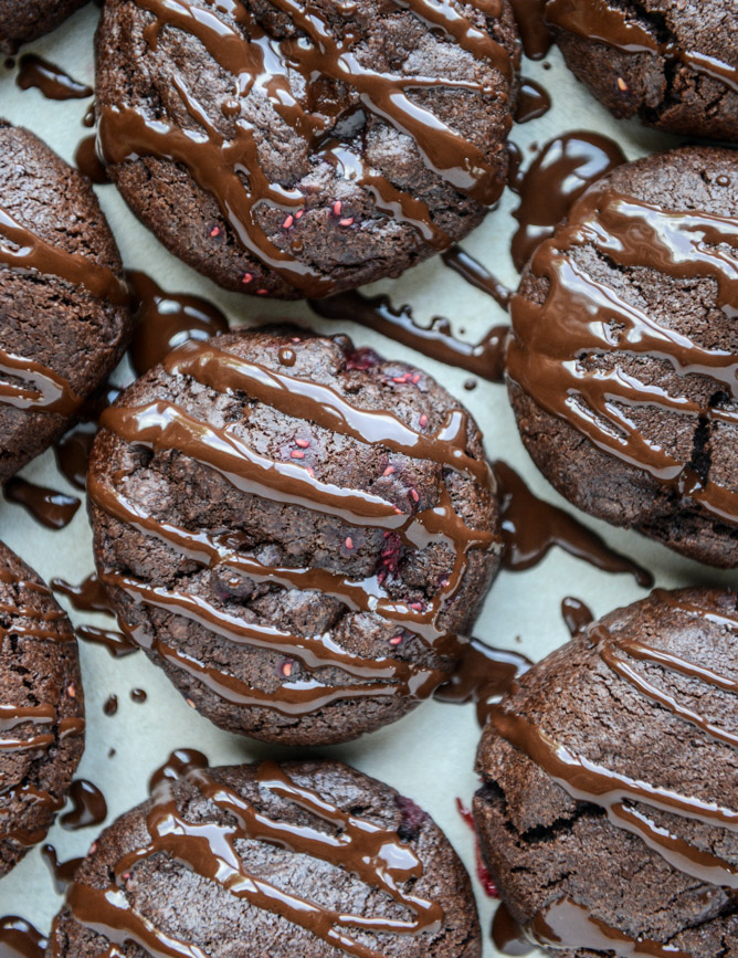 double chocolate chunk raspberry stuffed cookies by @howsweeteats I howsweeteats.com