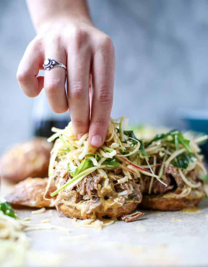 smoky pulled pork sandwiches with spiralized apple slaw I howsweeteats.com