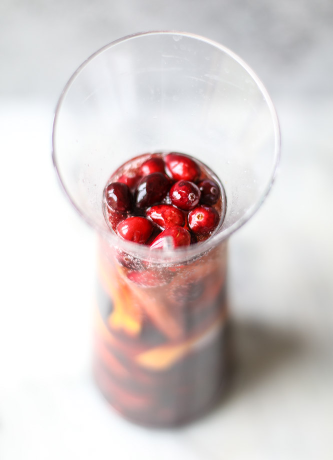 cranberry chai sangria I howsweeteats.com 