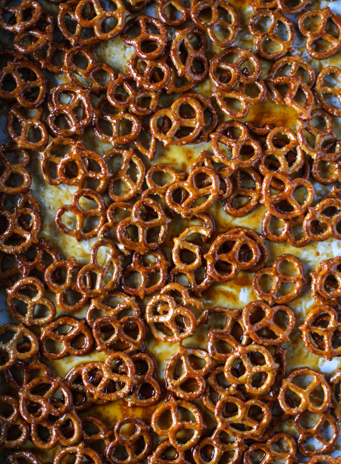 smoky vanilla bourbon pretzels I howsweeteats.com 
