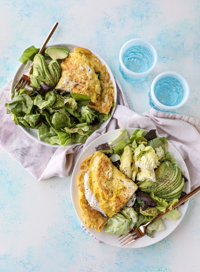 15 minute Spinach Burrata Omelet with Avocado Salad I howsweeteats.com 