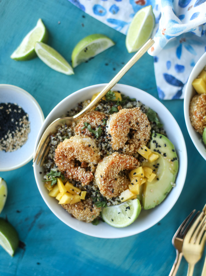 sesame crusted shrimp and mango quinoa bowls I howsweeteats.com