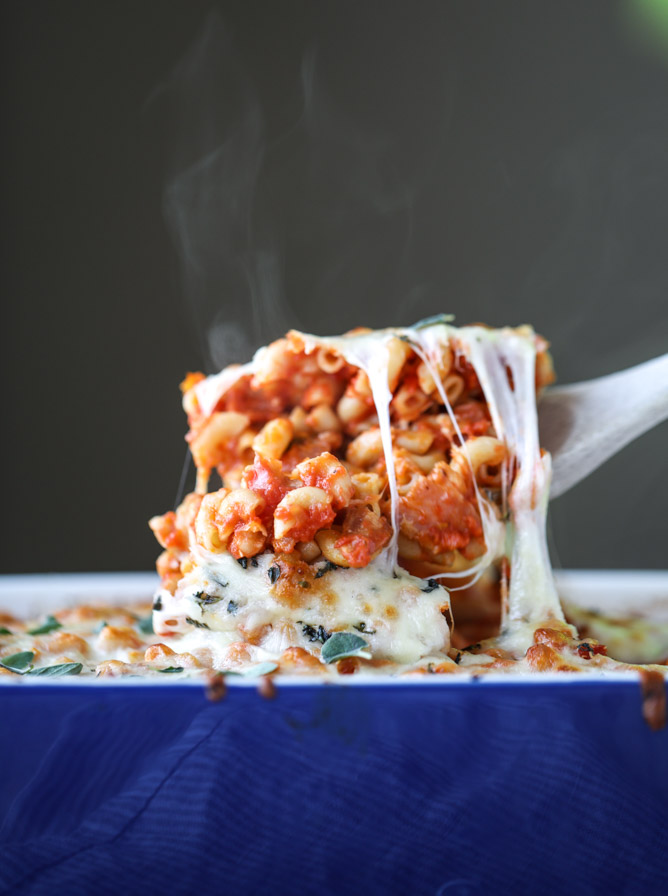 cheesy baked macaroni with bacon and white beans I howsweeteats.com 