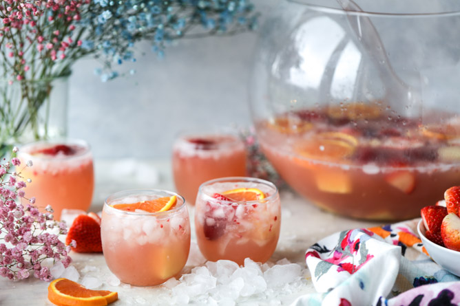 strawberry citrus easter punch I howsweeteats.com