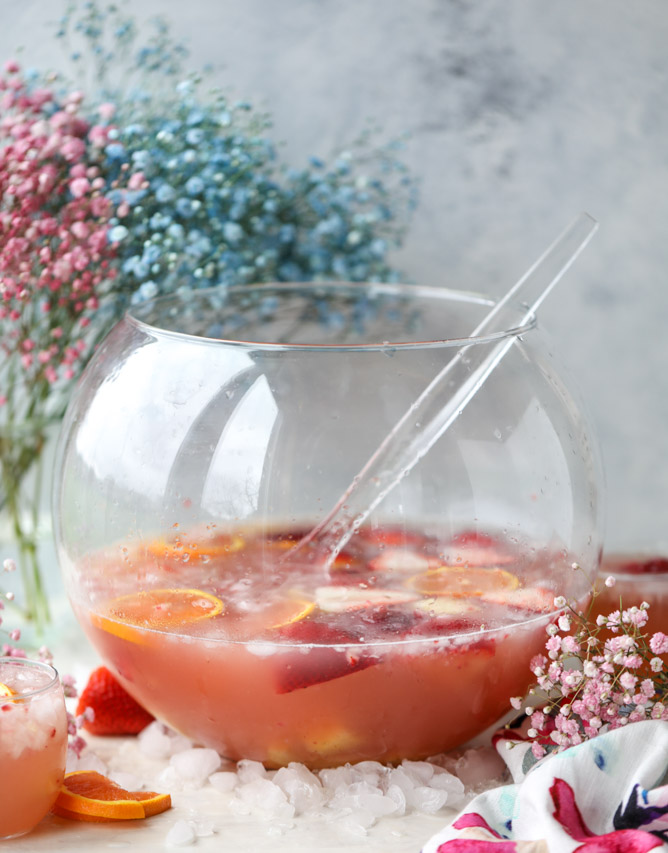 strawberry citrus easter punch I howsweeteats.com