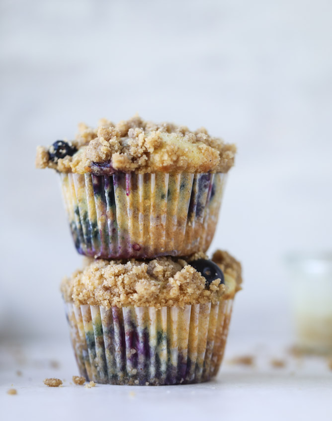 bursting blueberry coffee cake muffins I howsweeteats.com