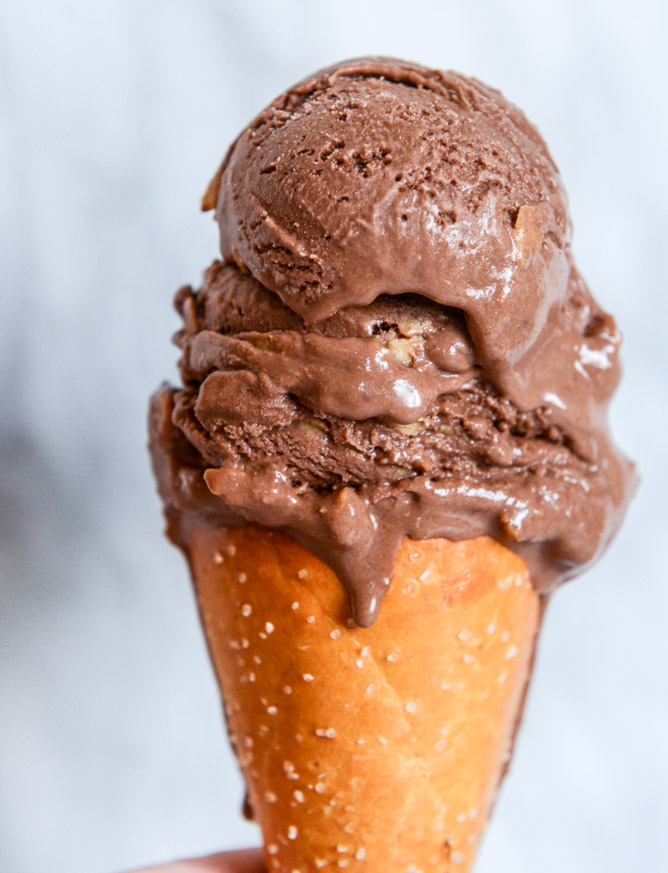 chocolate peanut butter pretzel ice cream (and 10 recipes for the 4th of july!) I howsweeteats.com 