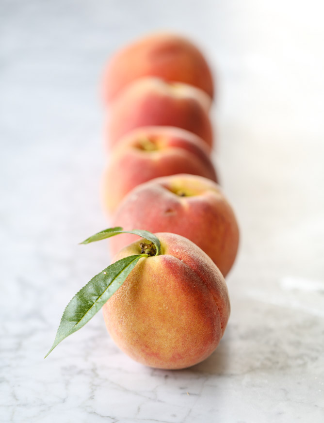 pistachio peach caramel crumble I howsweeteats.com