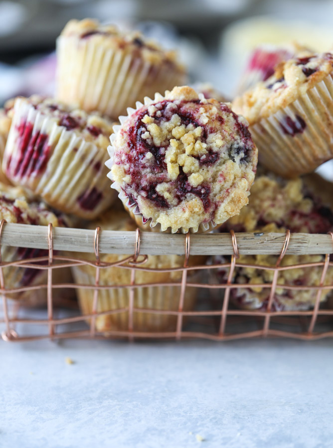 cranberry swirl crumble muffins I howsweeteats.com #thanksgiving #christmas #muffins #cranberry