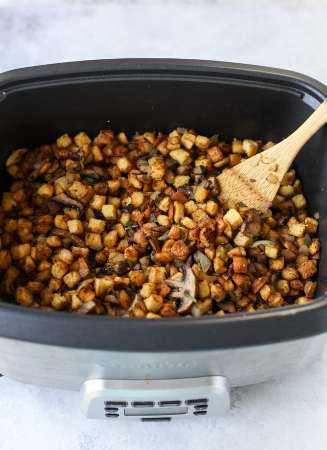 slow cooker stuffing I howsweeteats.com #thanksgiving #stuffing #slowcooker