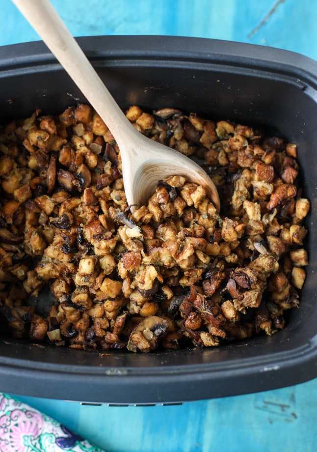 slow cooker stuffing I howsweeteats.com #thanksgiving #stuffing #slowcooker