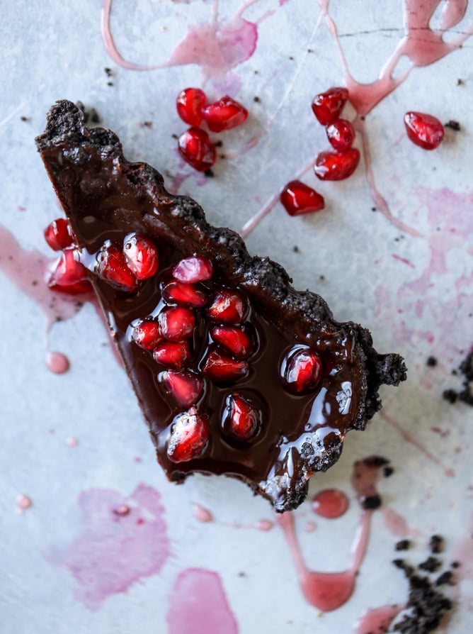 dark chocolate fudge pomegranate tart I howsweeteats.com #chocolate #pomegranate #dessert
