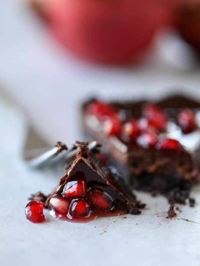 dark chocolate fudge pomegranate tart I howsweeteats.com #chocolate #pomegranate #dessert