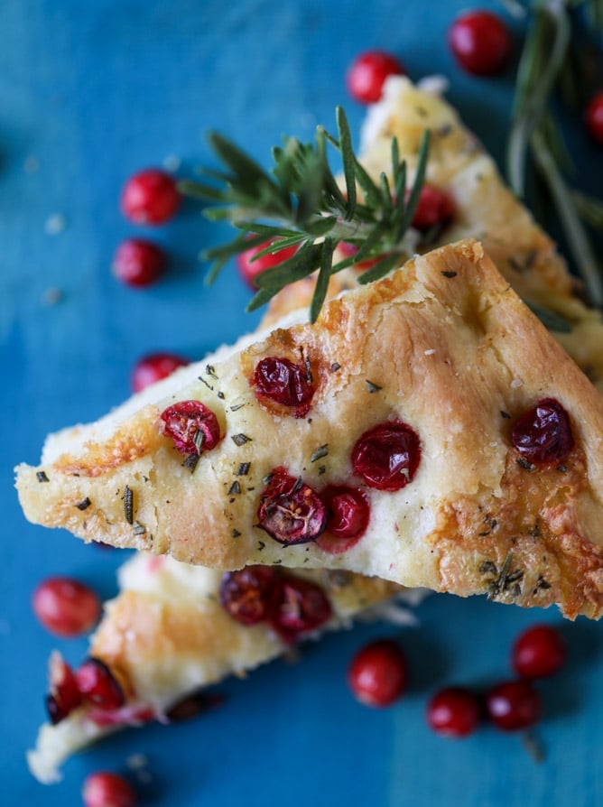cranberry brie focaccia bread I howsweeteats.com #cranberry #focaccia #bread #christmas