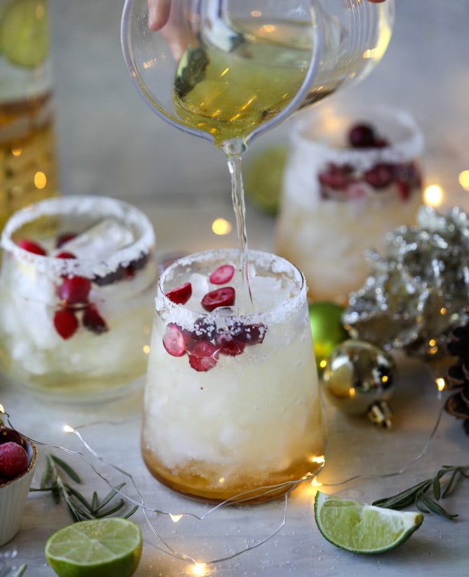 mistletoe margaritas I howsweeteats.com #christmas #margaritas #cocktails