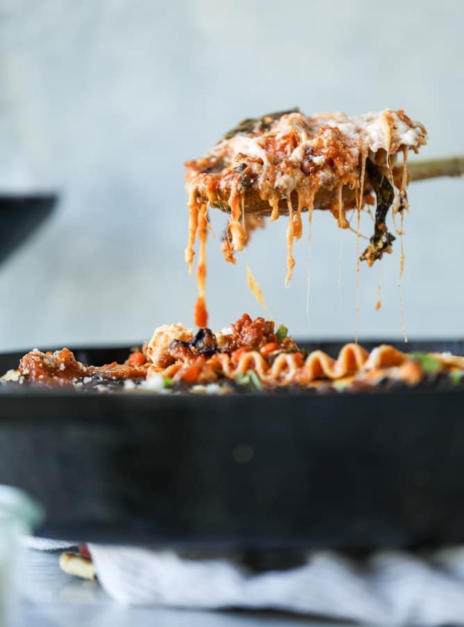 spicy sausage and kale skillet lasagna I howsweeteats.com #sausage #kale #skillet #lasagna #pasta