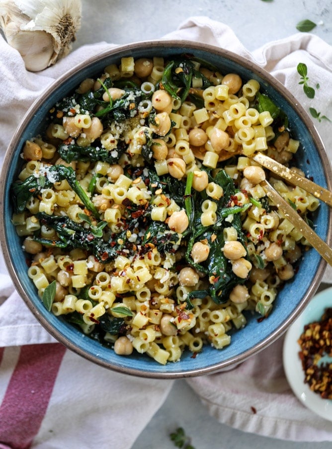 spicy garlic spinach pasta with chickpeas I howsweeteats.com