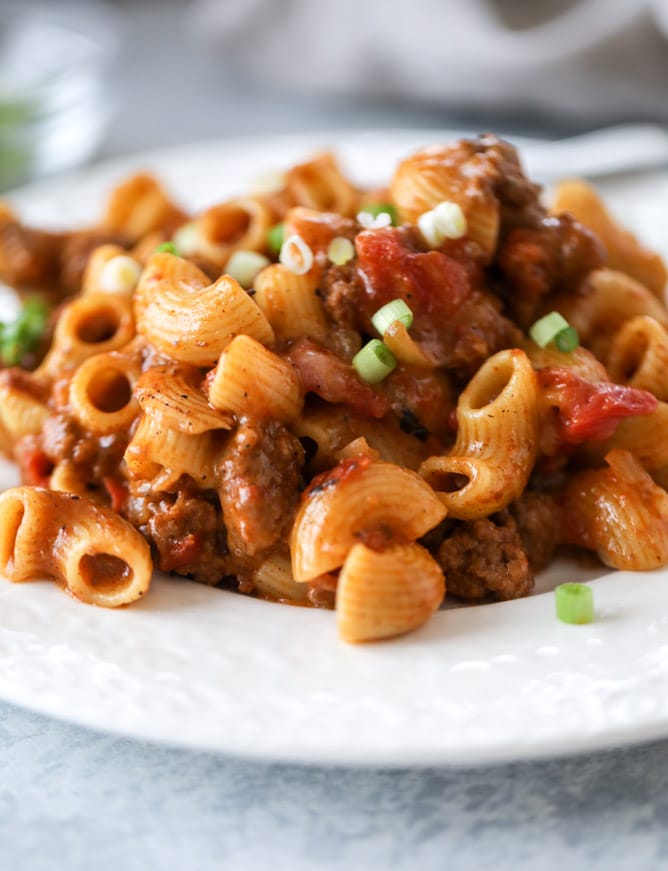one pot chili cheese pasta I howsweeteats.com #onepotpasta #chili #cheese #chilimac #beef