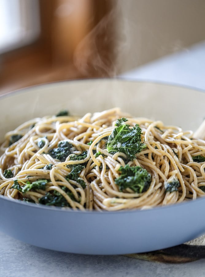 kale cacio e pepe I howsweeteats.com #kale #pasta #meatless #vegetarian #pasta #spaghetti