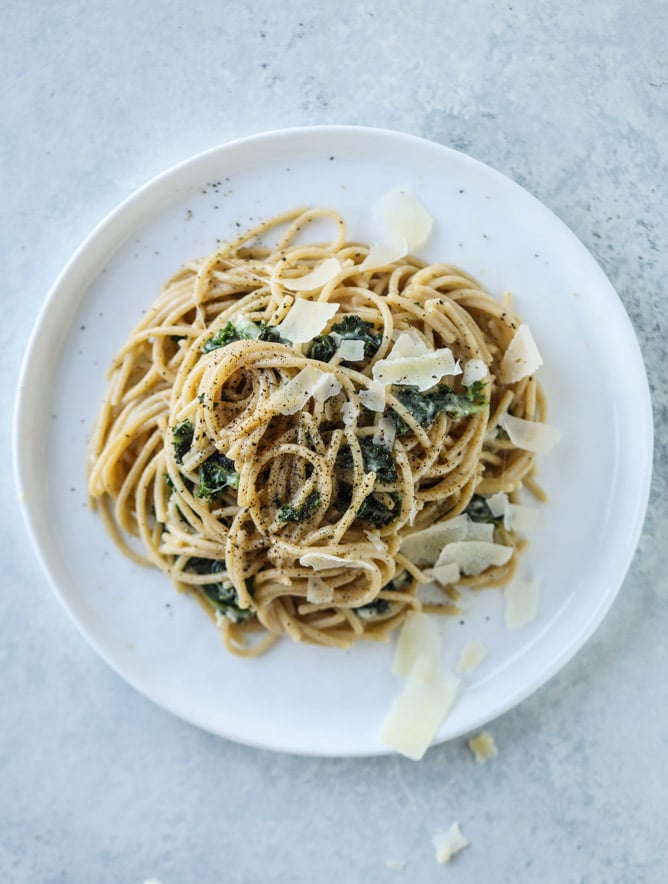 kale cacio e pepe I howsweeteats.com #kale #pasta #meatless #vegetarian #pasta #spaghetti
