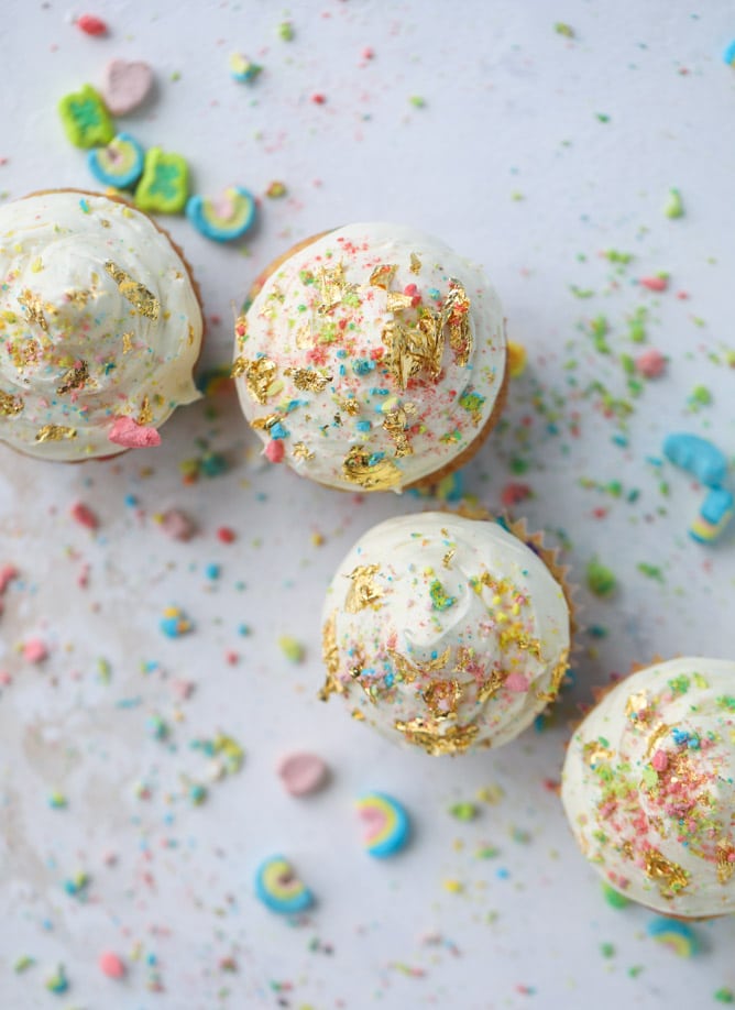 lucky charms cereal milk cupcakes I howsweeteats.com #luckycharms #cupcakes #cerealmilk #cake #funfetti #confetti #sprinkles