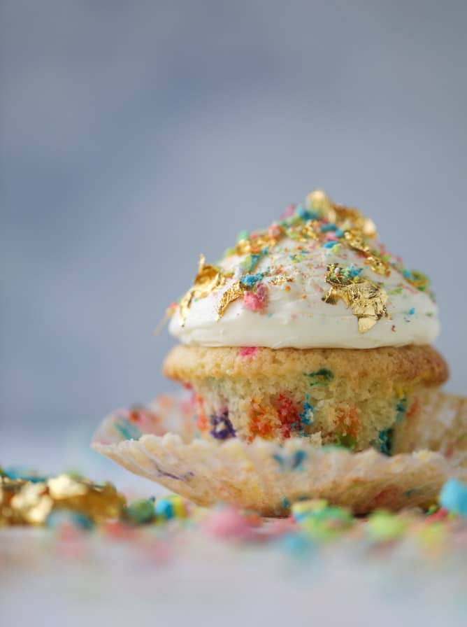 lucky charms cereal milk cupcakes I howsweeteats.com #luckycharms #cupcakes #cerealmilk #cake #funfetti #confetti #sprinkles