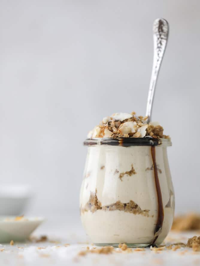 peanut butter crumble yogurt parfaits I howsweeteats.com #peanutbutter #greekyogurt #parfait #breakfast #dessert