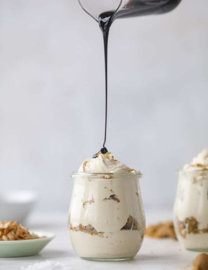 peanut butter crumble yogurt parfaits I howsweeteats.com #peanutbutter #greekyogurt #parfait #breakfast #dessert