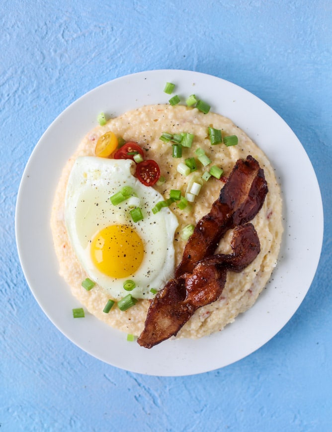 pimento cheese brunch grits I howsweeteats.com #pimentocheese #brunch #breakfast #grits #bacon #kentuckyderby