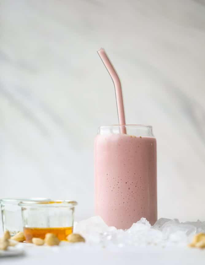 strawberry cashew smoothie I howsweeteats.com #strawberry #cashew #smoothie #healthy #breakfast