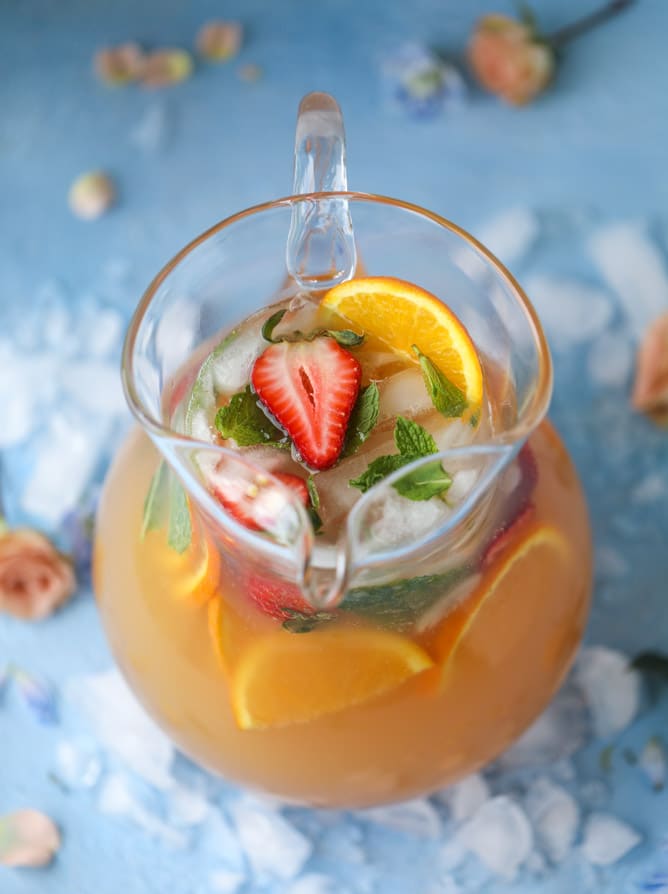 minted mimosa punch I howsweeteats.com #mimosa #punch #orangejuice #cocktails #champagne