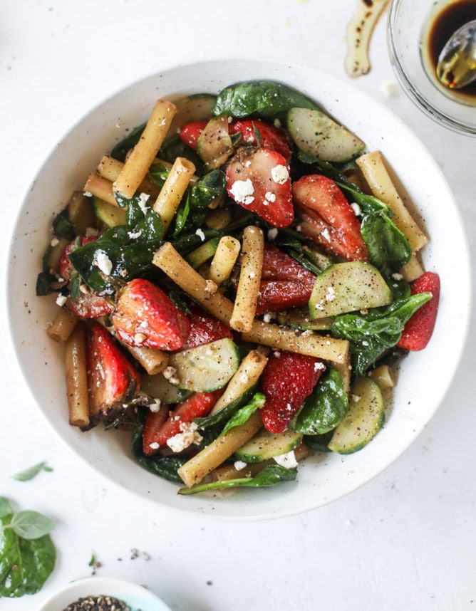 black pepper balsamic strawberry pasta salad I howsweeteats.com #strawberry #pasta #salad #spinach #goatcheese