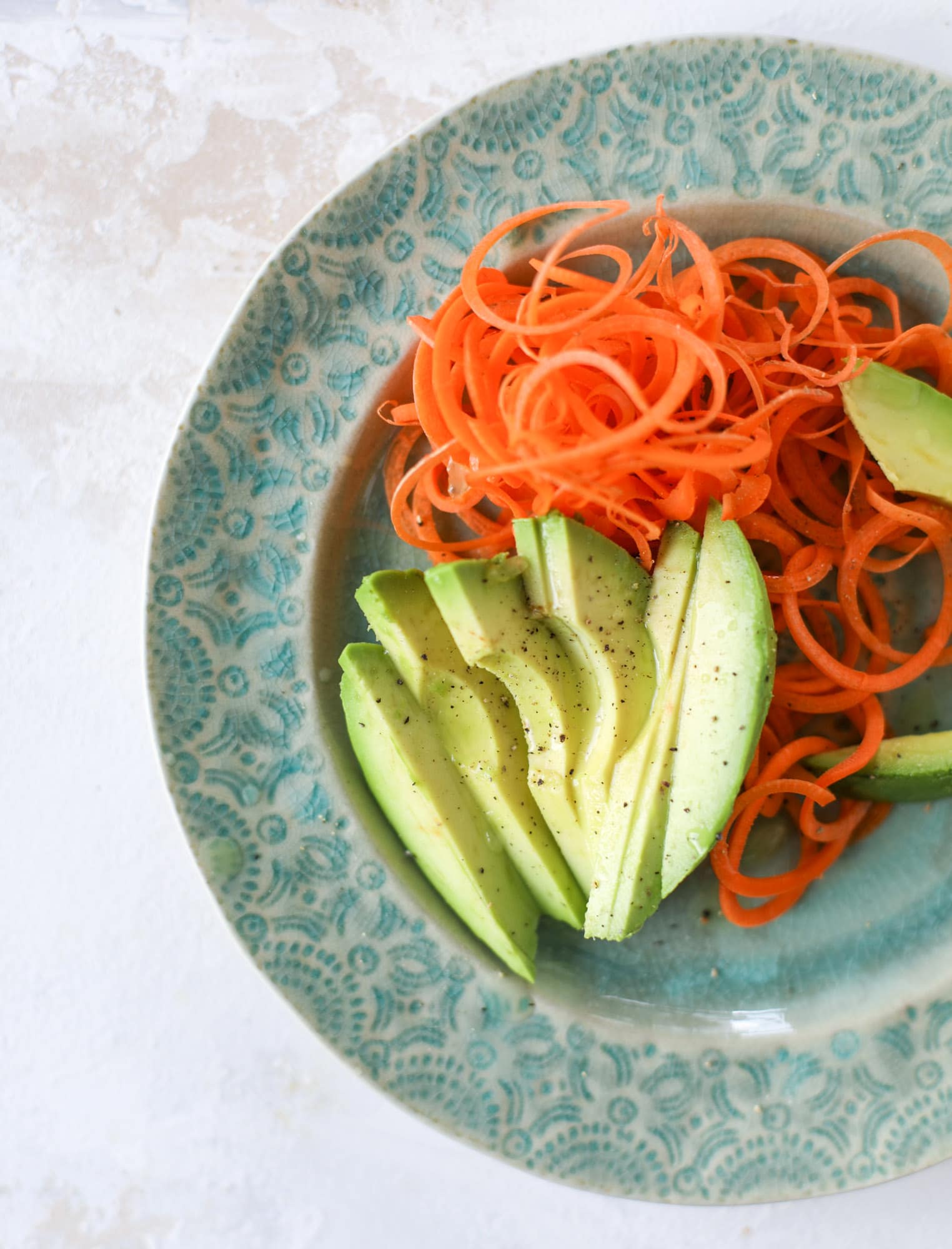 This thai avocado salad is loaded with mango, red pepper, carrots, green onions and drizzled with a peanut butter vinaigrette. It's an amazing side salad or a fabulous dinner salad - add on chickpeas or shrimp or chicken if you wish! I howsweeteats.com #thai #avocado #salad #peanutbutter #mango #lime