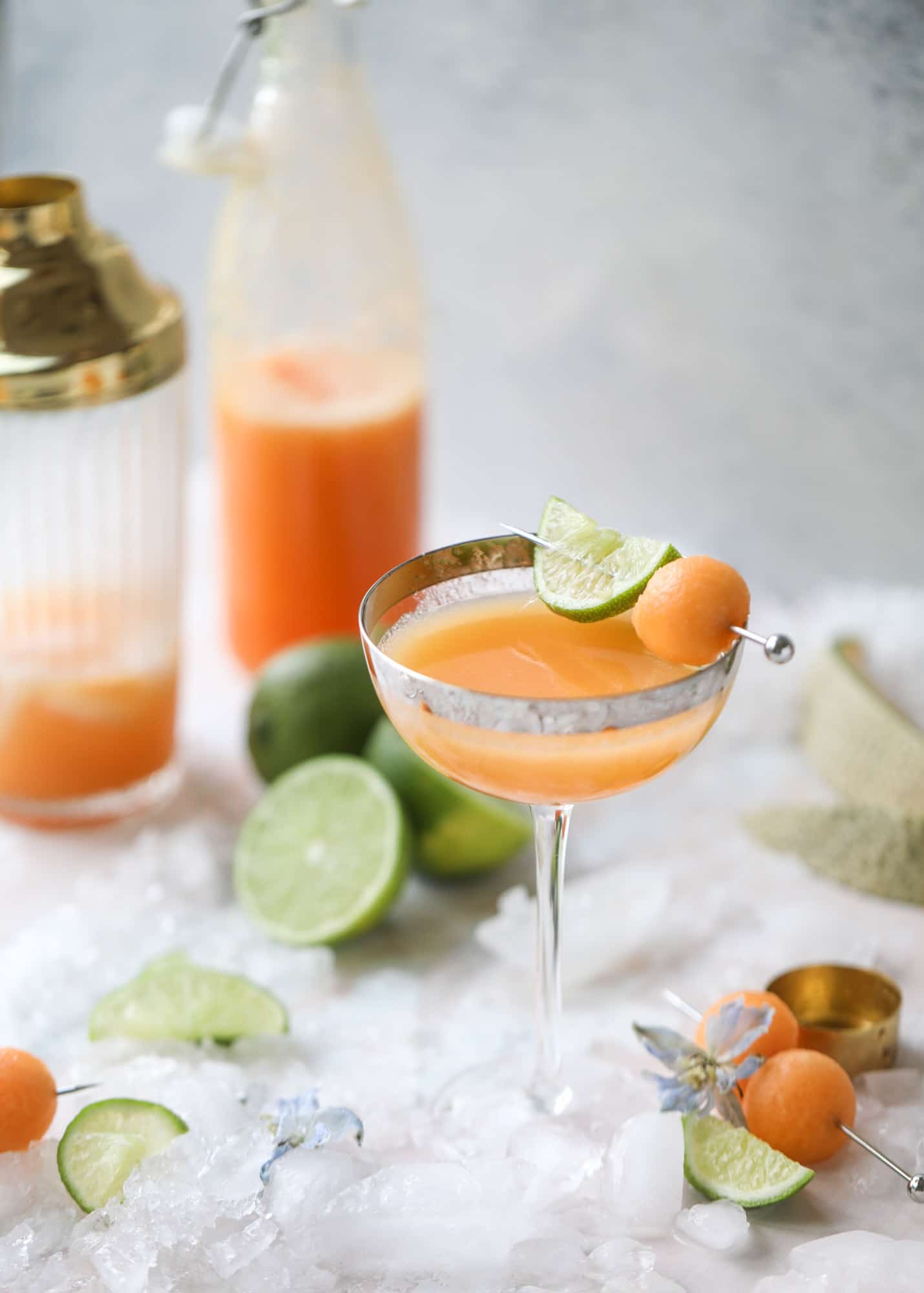 This cantaloupe daiquiri is the perfect way to celebrate summer! Freshly juiced melon, lime juice, rum and maraschino cherries - it's refreshing and cool and a fantastic cocktail to have during happy hour! Isn't the color amazing too?! I howsweeteats.com #cantaloupe #cocktail #daiquiri #lime #rum #summer