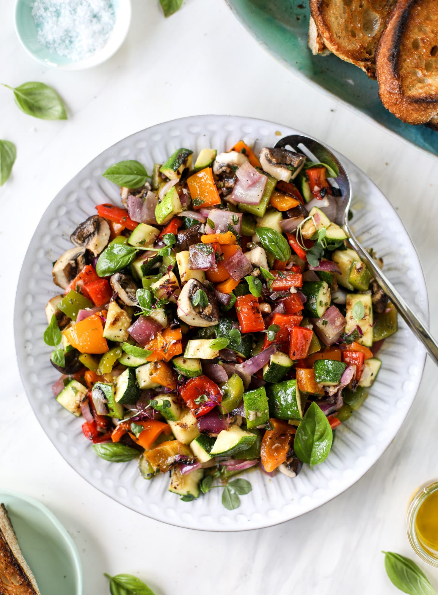 These are the best grilled vegetables ever! You grill your veggies and chop them into the perfect bite, then drizzle them with a fabulous fresh basil vinaigrette. Delish! It doesn't end there; serve these with grilled garlic toast and everyone will freak! I howsweeteats.com #best #grilled #vegetables #veggies #basil #bread